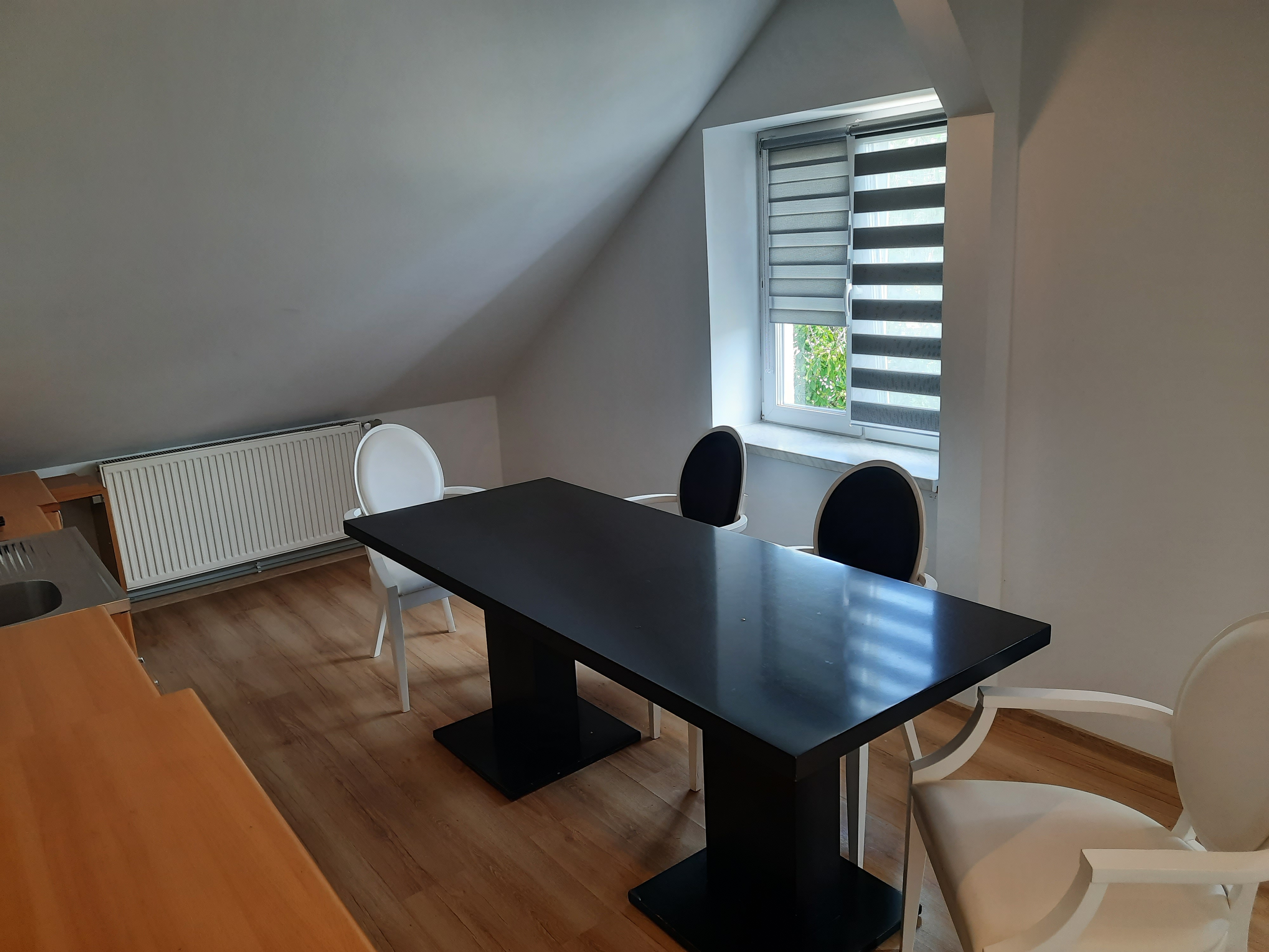 >
                    </div>
                    <div class=